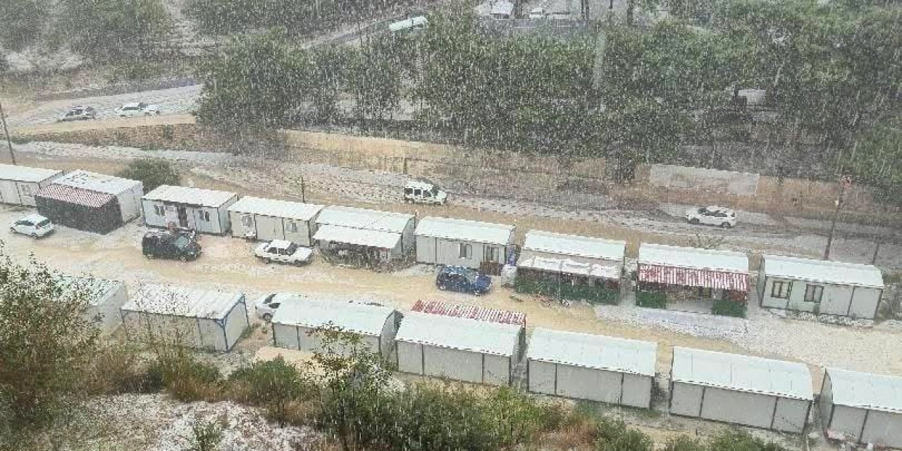 Hatay'a dolu yağdı vatandaş kar sandı