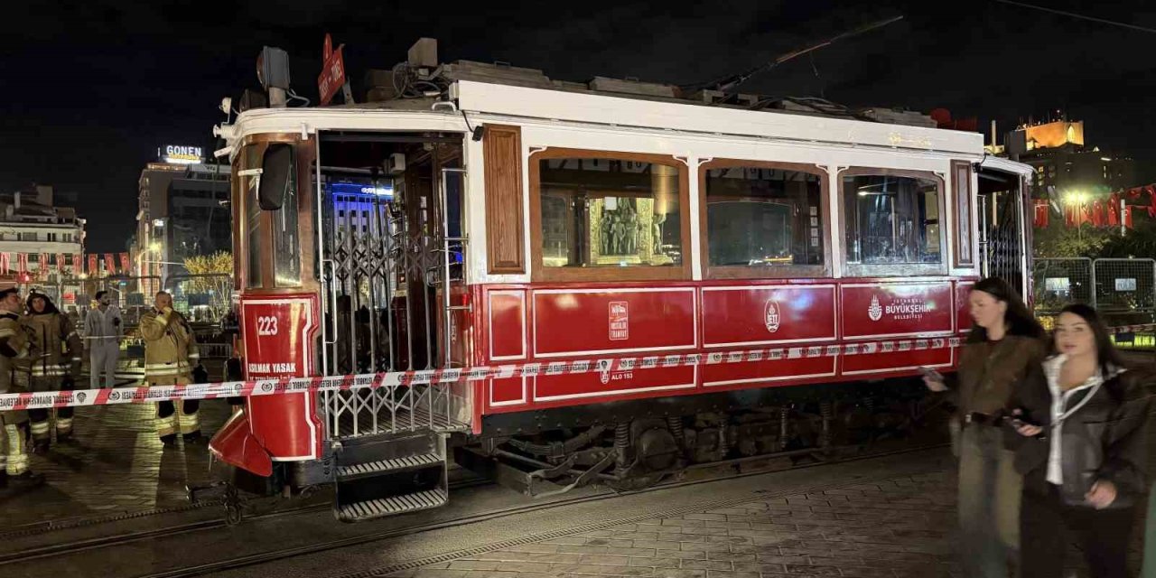 İstiklal Caddesi'nin sembolü alevlere teslim oldu