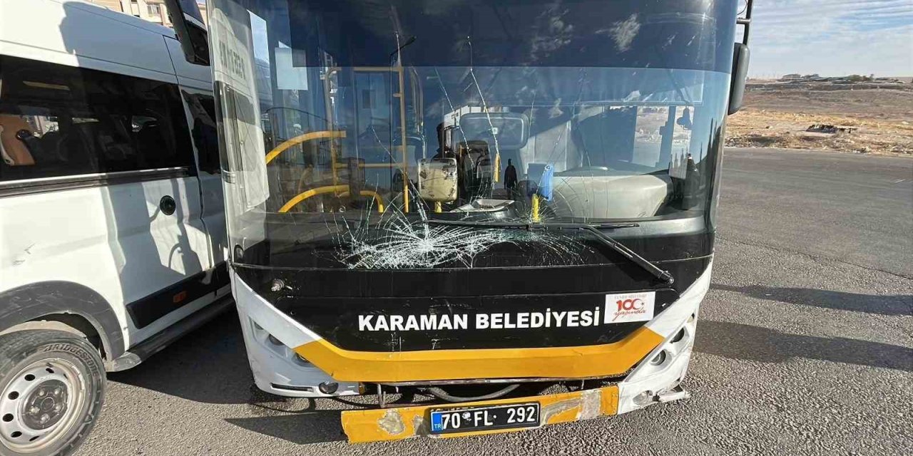 Karaman’da halk otobüsü ile okul servisi çarpıştı