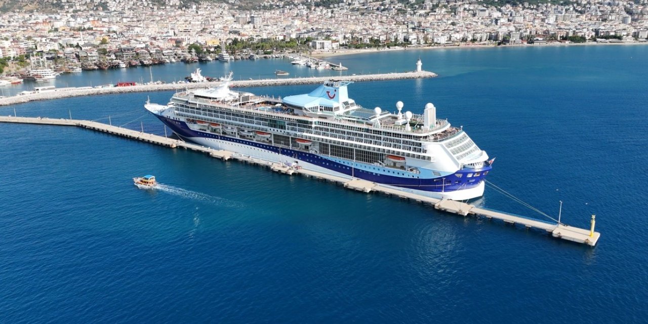 Mürettebatı yolcudan fazla: Marella Discovery 2 Alanya'da