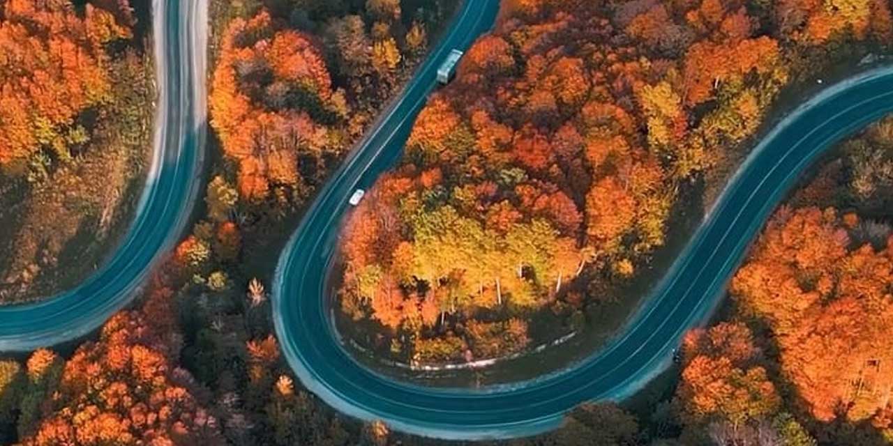 İnegöl-Domaniç Yolunda Sonbahar Büyüsü: Doğa Bir Kez Daha Tuvalini Serdi