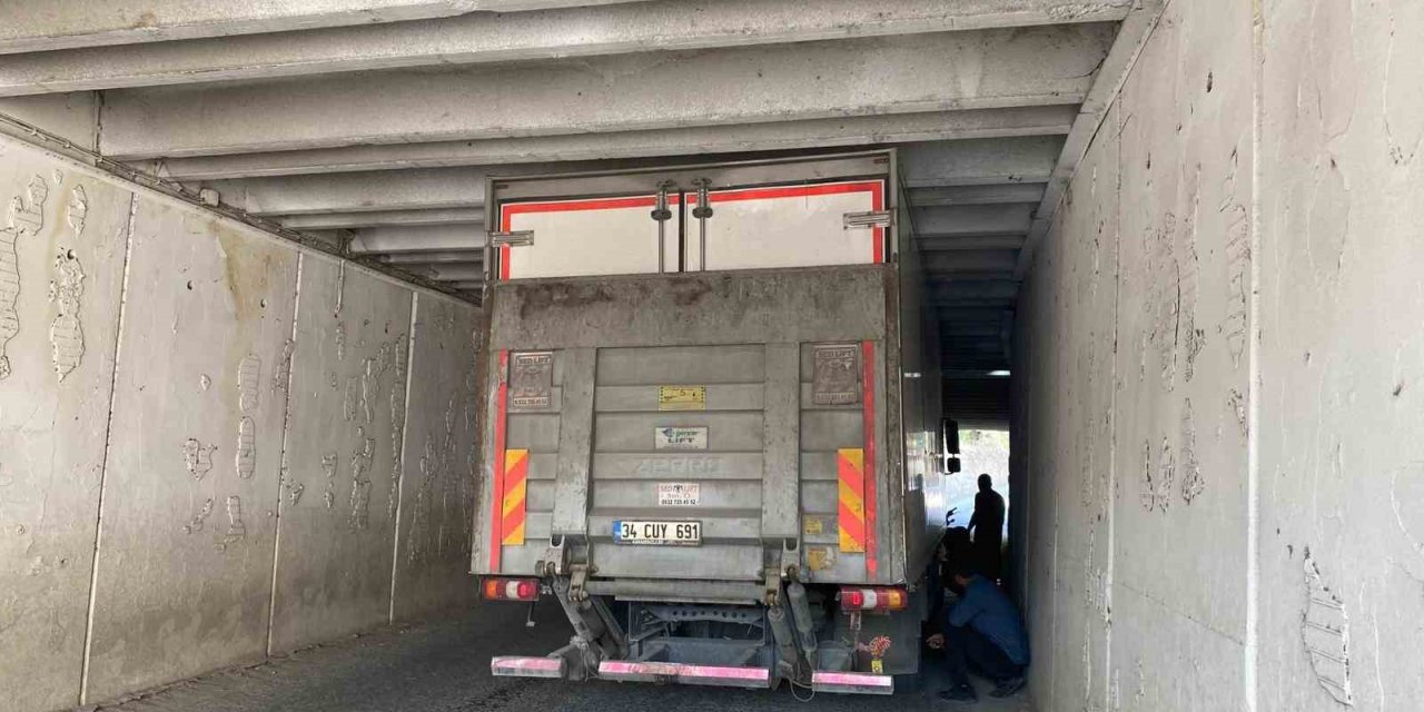 Geçerim dedi geçemedi: Alt geçide sıkışan kamyon kurtarıldı