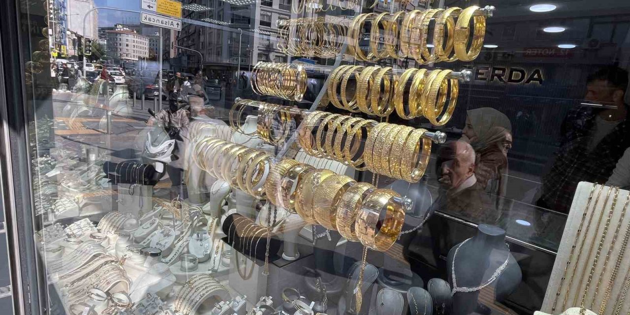 Altın Fiyatları Tarihi Zirvede: Uzmanlardan 'Temkinli Olun' Uyarısı!