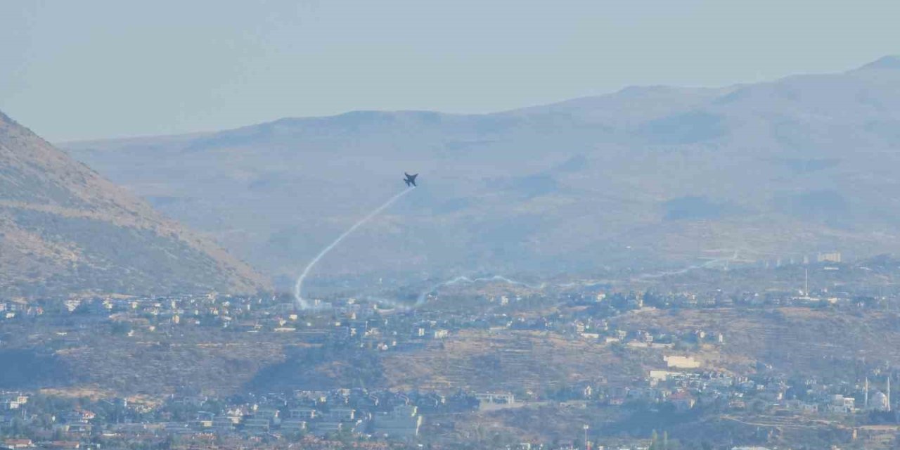 Türkiye'nin gururu SOLOTÜRK, Kayseri semalarını renklendirdi