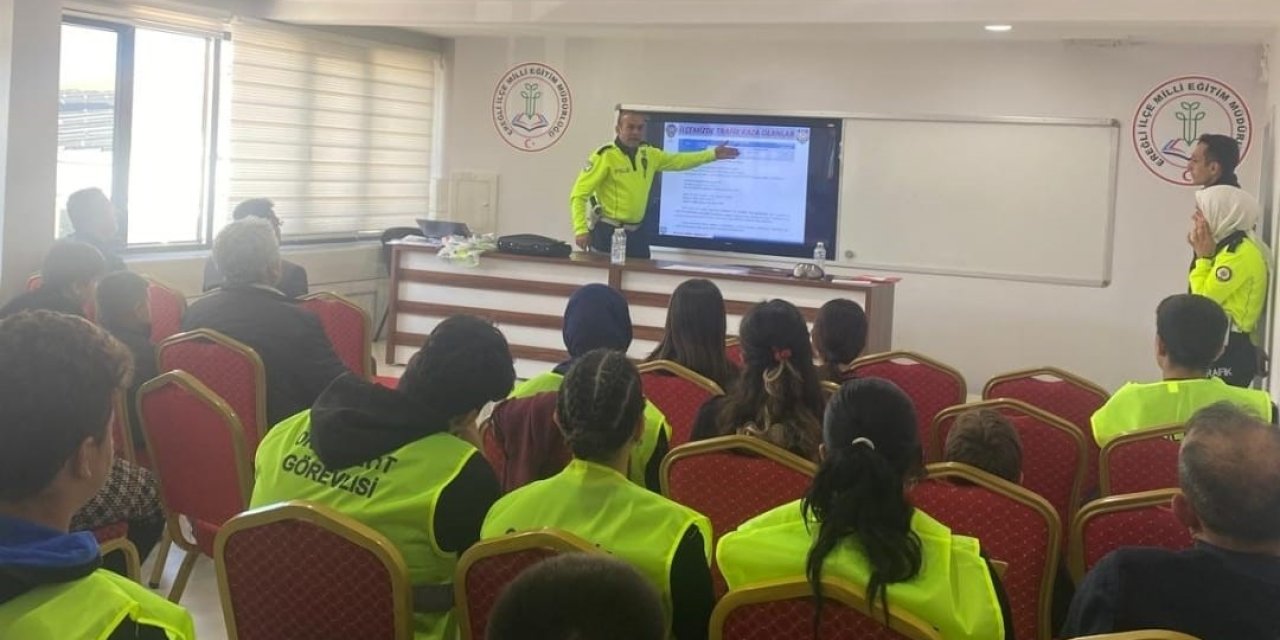 Ereğli’de okul geçit görevlisi öğrenciler yeleklerini giydi