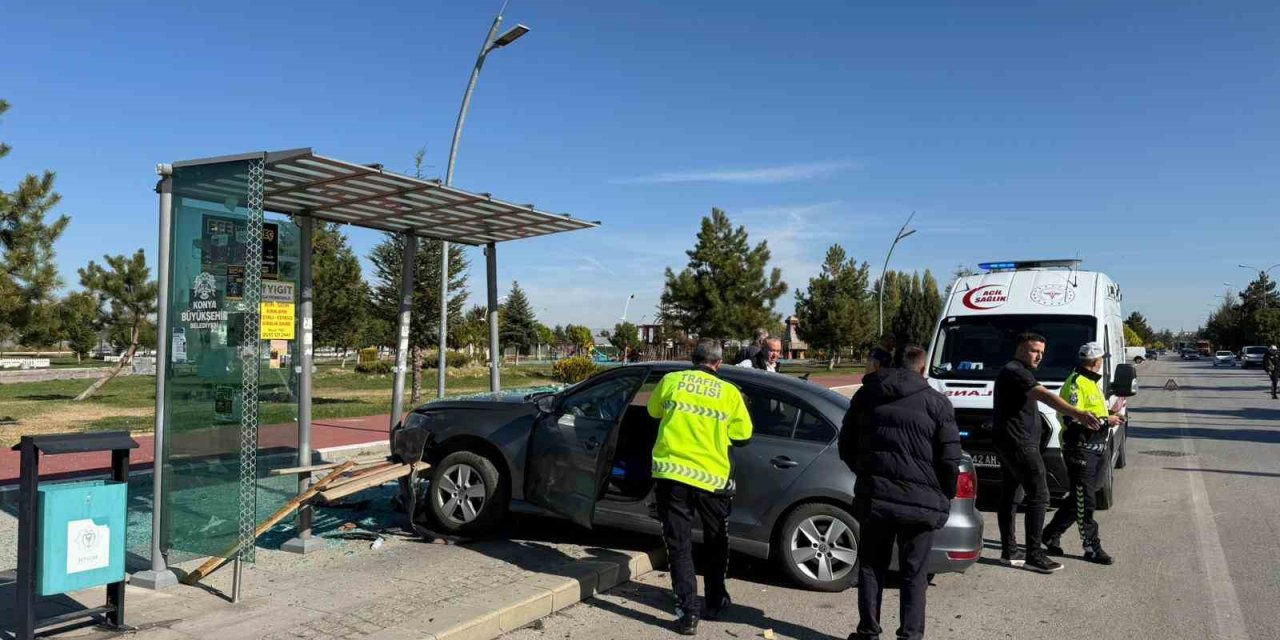 Konya'da Zincirleme Kaza: Durakta Otobüs Bekleyen Genç Yaralandı