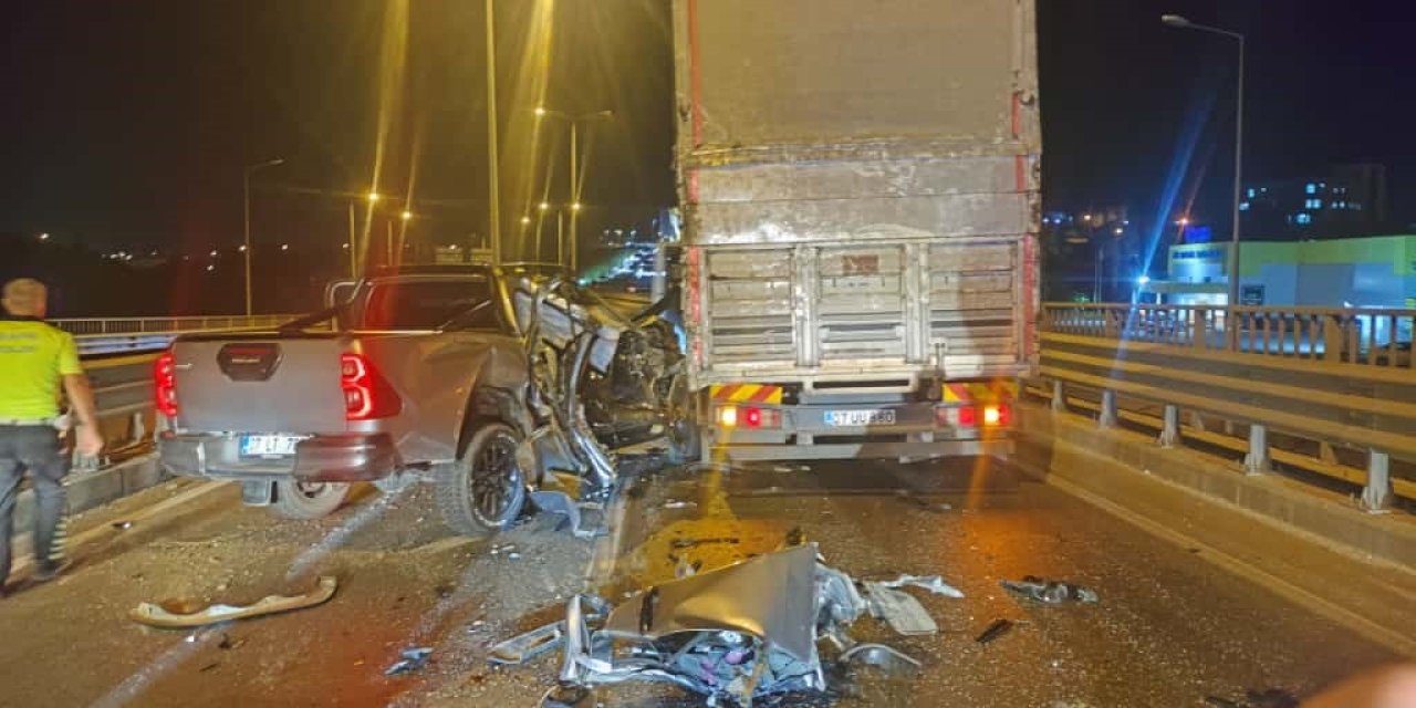 Antalya'da trafik kilitlendi! Pikap kamyona çarptı