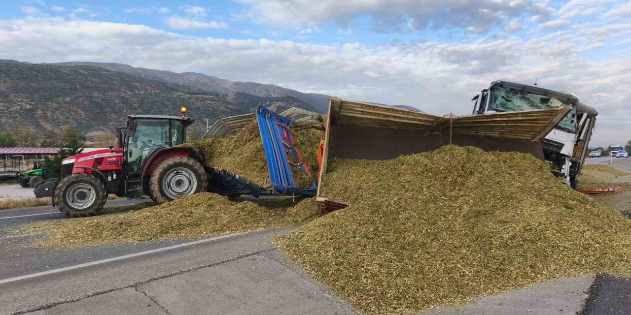 Konya plakalı tır Afyonkarahisar'da traktöre çarptı