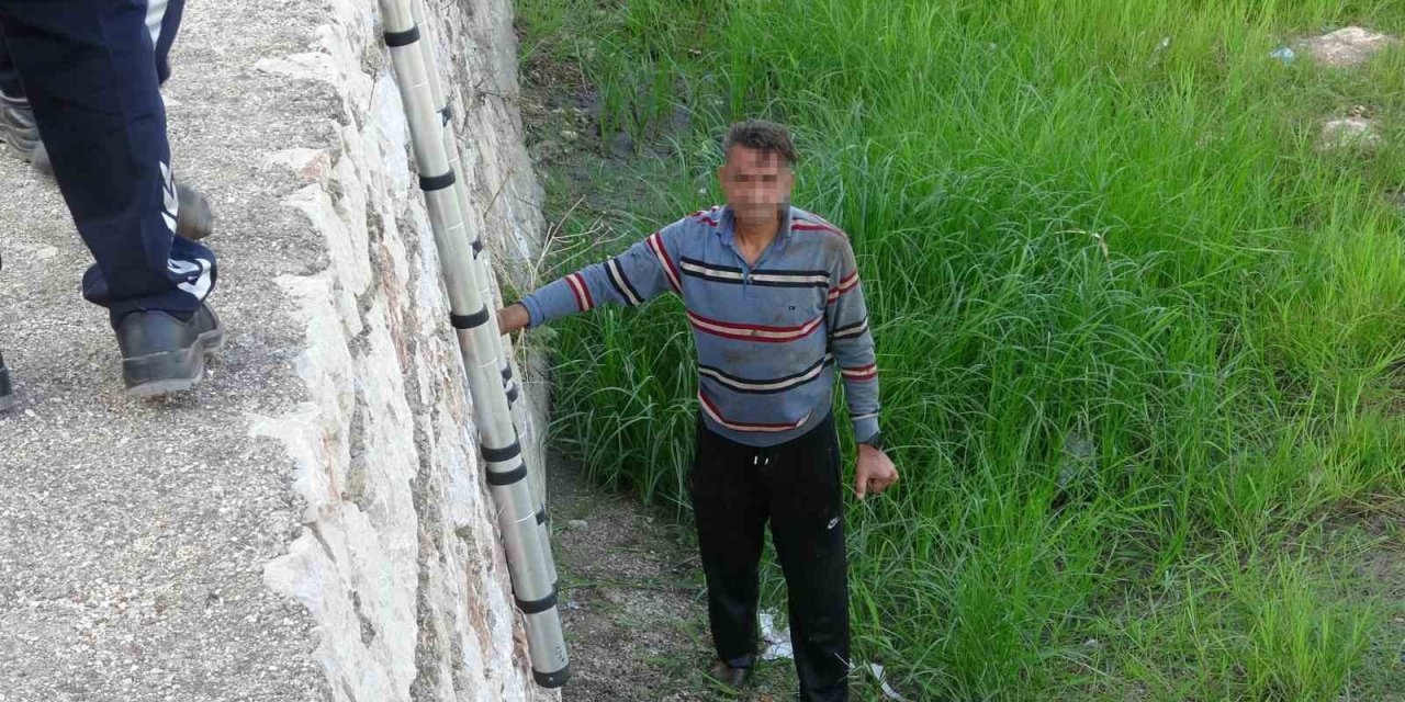 Alkolün etkisiyle su kanalına düştü, köpeğinin havlamasıyla fark edilerek kurtarıldı