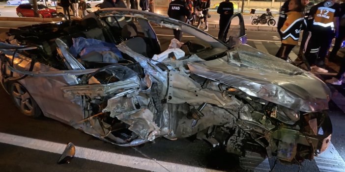 Tıra çarpan otomobilin tavanı arabadan ayrıldı