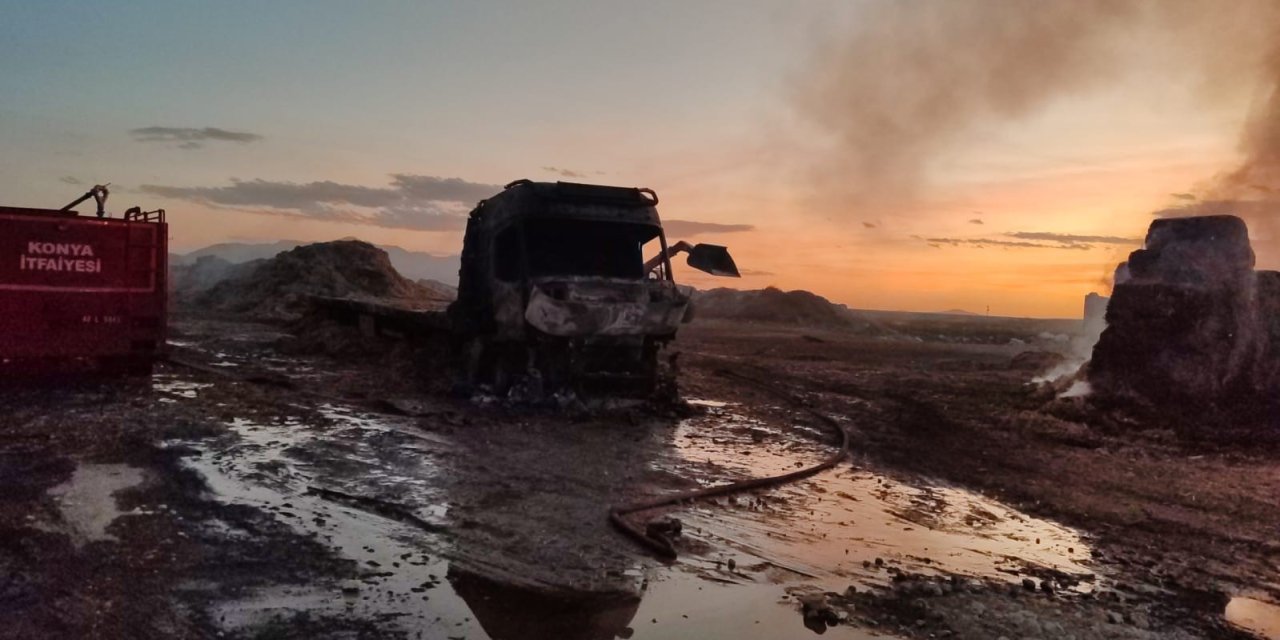 Karapınar'da saman yüklü tır yandı