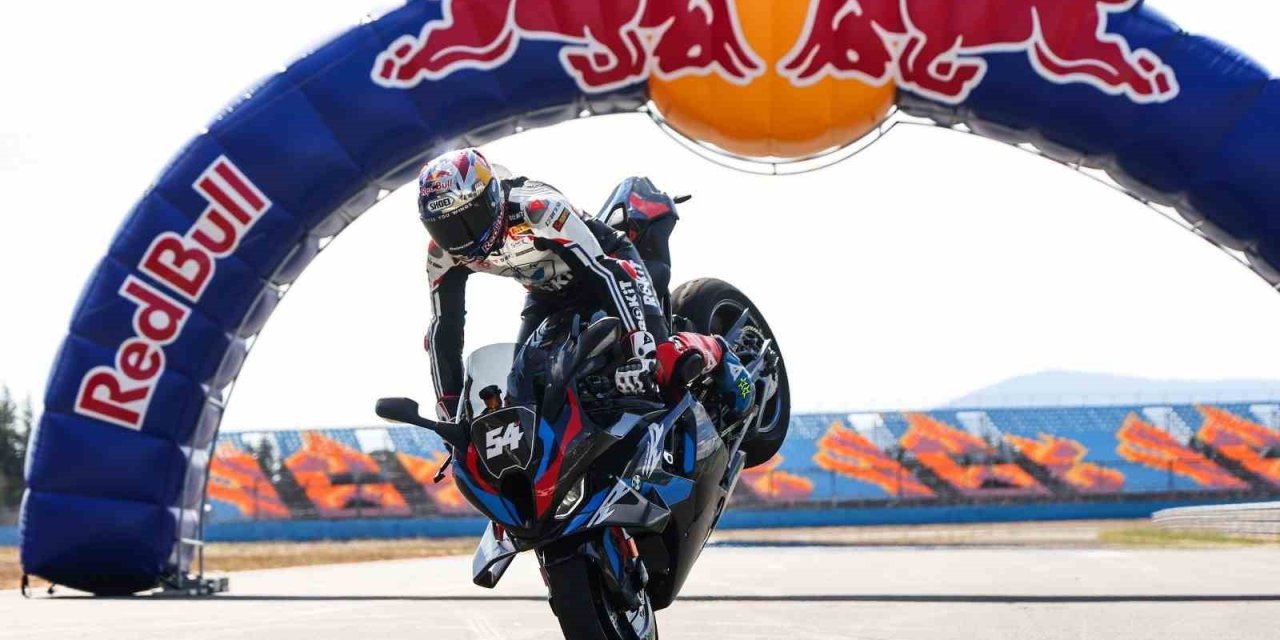 Babası ön tekeri kaldırıyordu o arka tekeri kaldırdı