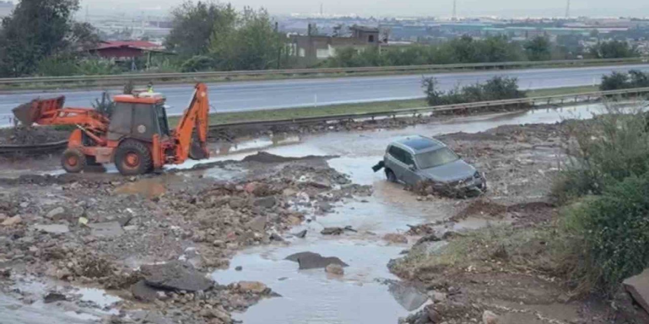 Hatay'da Sel ve Heyelan Felaketi: Otoyol Kapandı, Araçlar Mahsur Kaldı