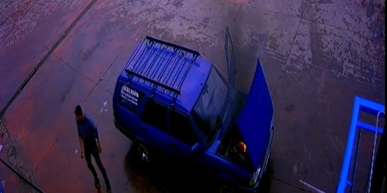 Park Halindeki Otomobil Alev Aldı, Aile Son Anda Kurtuldu