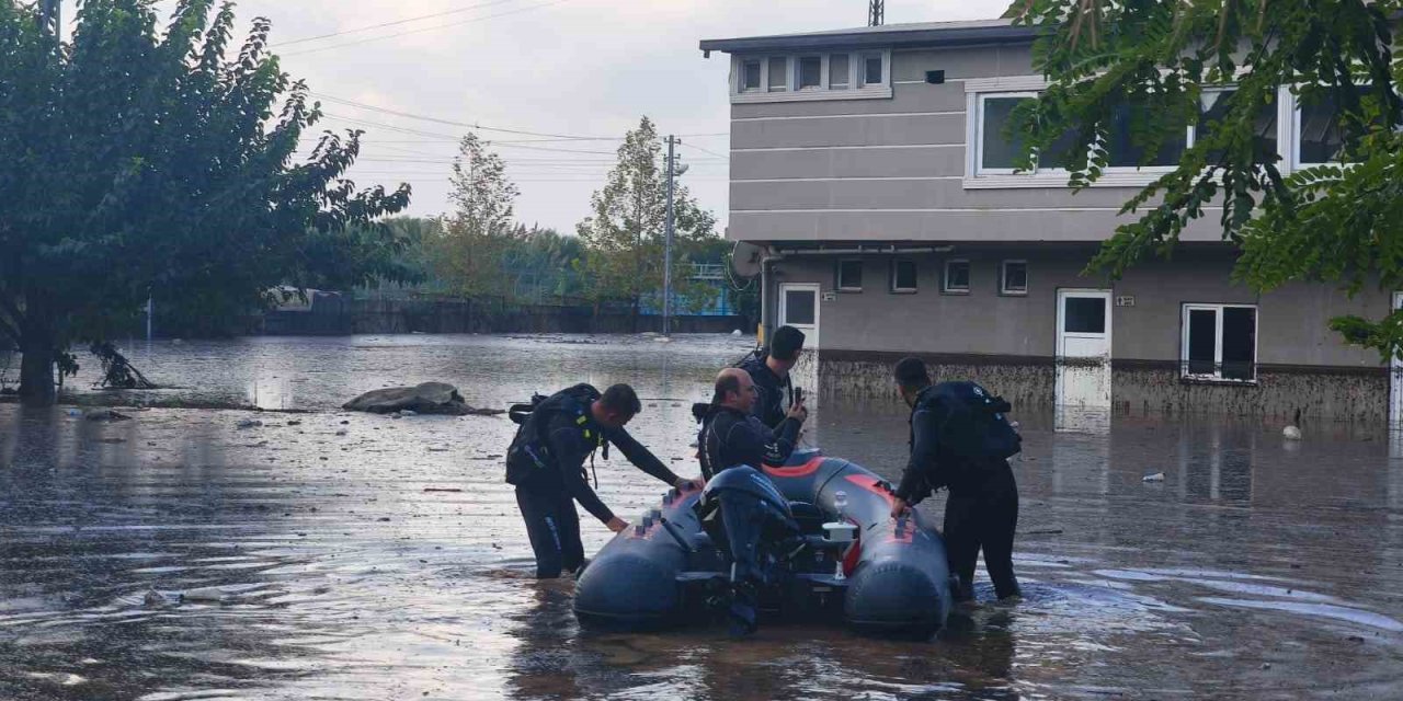 Sağanak yağışla evlerinde mahsur kalan vatandaşlar botla kurtarıldı