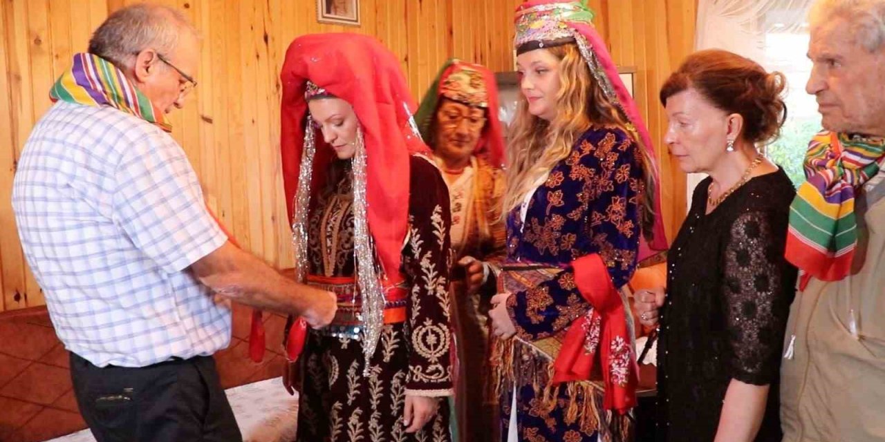 İki Akademisyen, Geleneksel Türkmen Düğünüyle Evlendi: Bilim ve Gelenek Buluştu