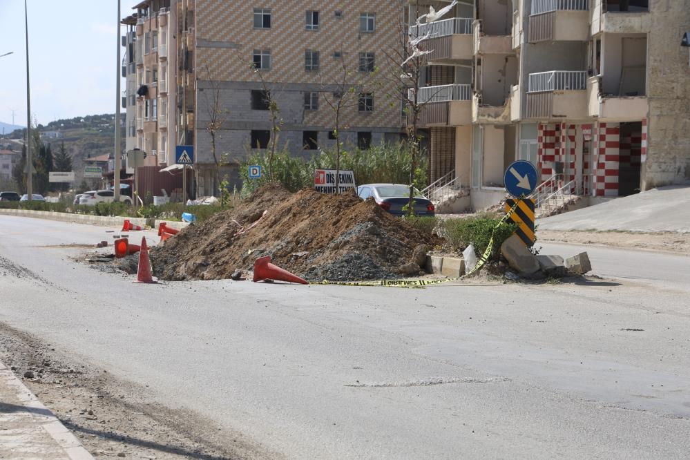 Motosikletlinin Toprak Yığınına Çarparak Metrelerce Savrulduğu Kaza Kamerada