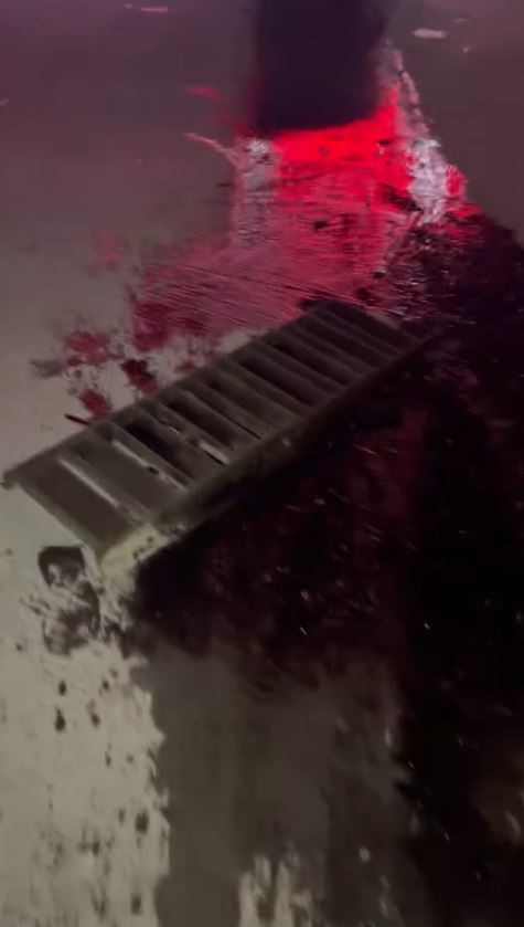 Şaşkınlık Yaratan Kaza: Mazgal Yerinden Çıkıp Otomobile Çarptı!