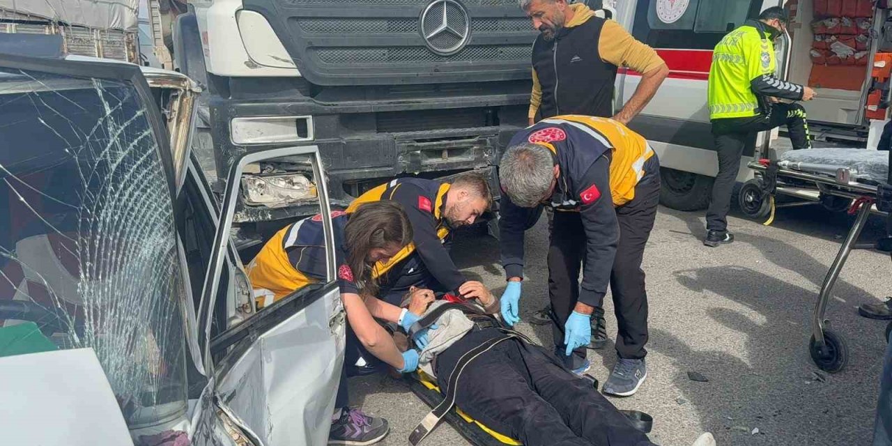 Aksaray'da Otomobil ile Tır Çarpıştı: Bir Sürücü Ağır Yaralı