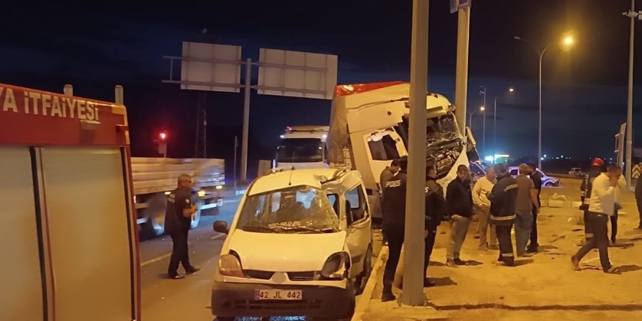 Karapınar OSB Kavşağında Tır-Ticari Araç Kazası: 2 Yaralı