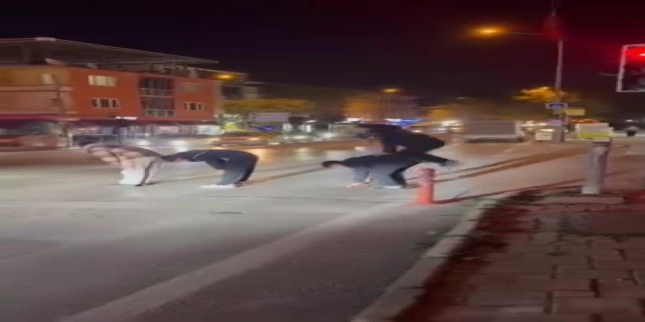 Yaya geçidinden karşıya birdirbir oynayarak geçtiler