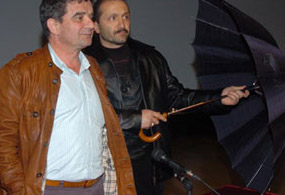 Mümtazer Türköne'ye yumurtalı saldırı - İZLE