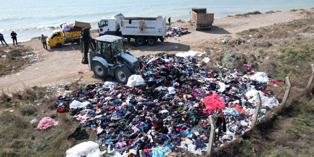 Sahildeki Tonlarca Tekstil Atığı Tepki Çekti: Gelinlik Bile Çıktı
