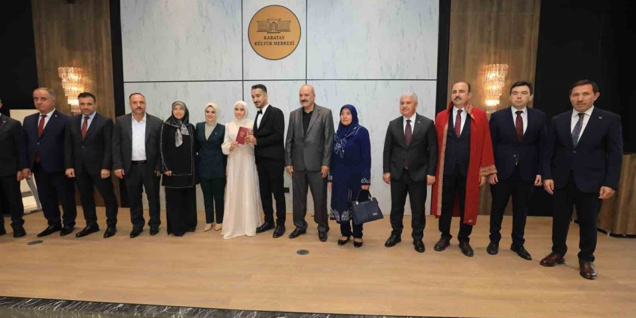 Bakan Göktaş, Konya’da evlilik kredisinden yararlanan çiftin nikah şahidi oldu