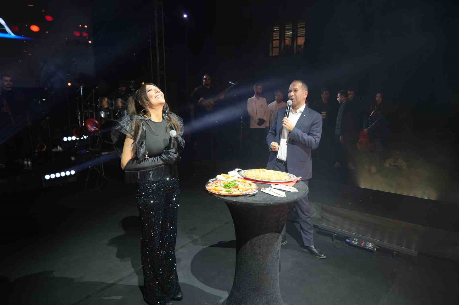 30 kilo veren yıldız isme sahnede tahrik eden sürpriz