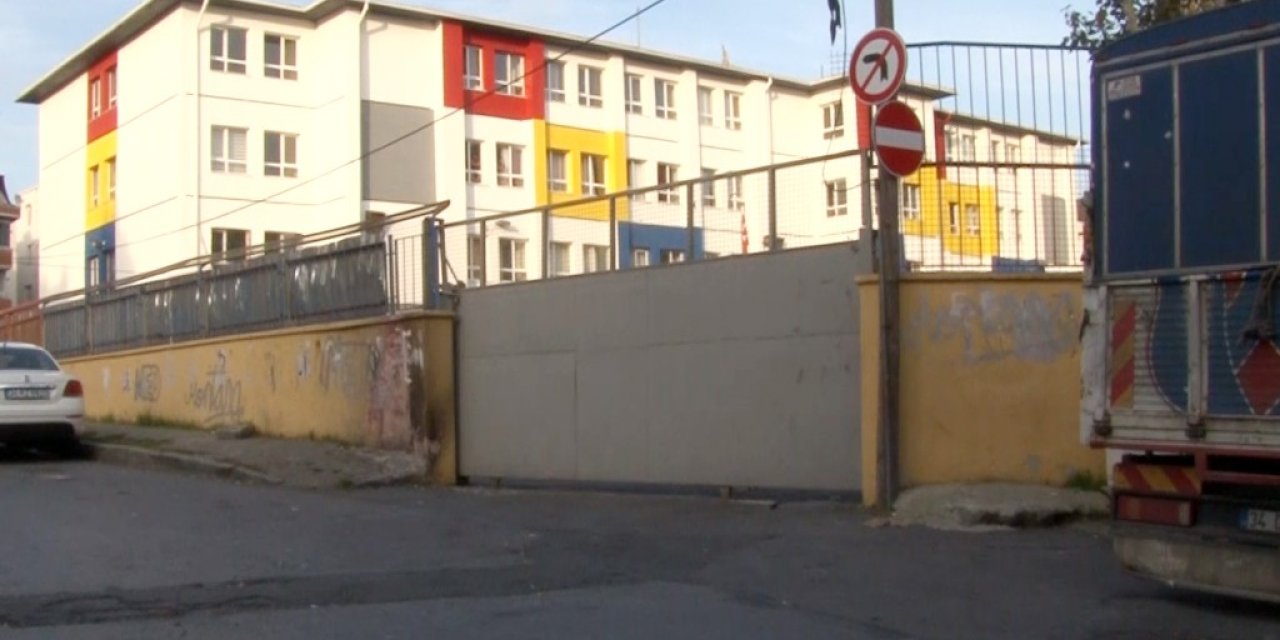 Okulun kapısı öğrencilerin üstüne düştü: 4 yaralı