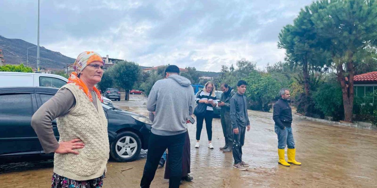 1 saat süren yağmur, yolları göle çevirdi