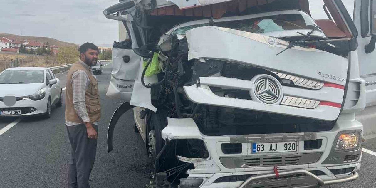 Ankara-Konya Yolunda Tır Kazası: 1 yaralı