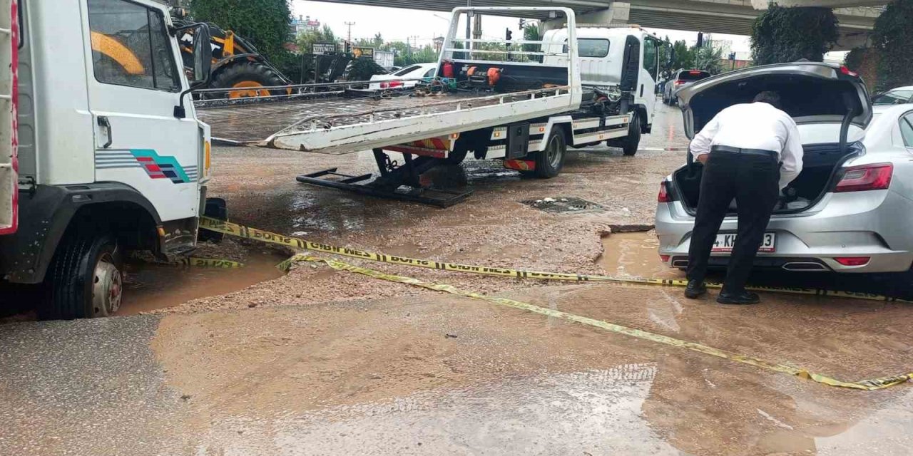 Antalya Altyapı Hatalarının Bedelini Ödüyor: Yağışlar Ana Arterde Çöküşe Neden Oldu