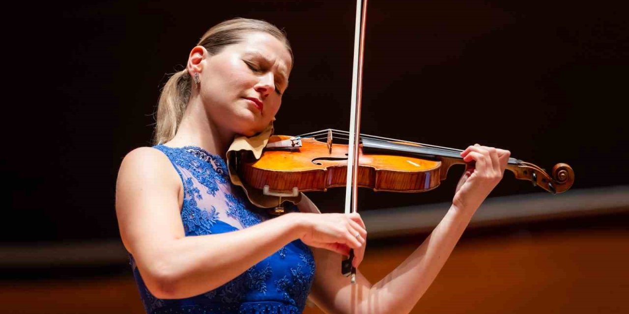 175 yıllık kemanla büyüleyen performans