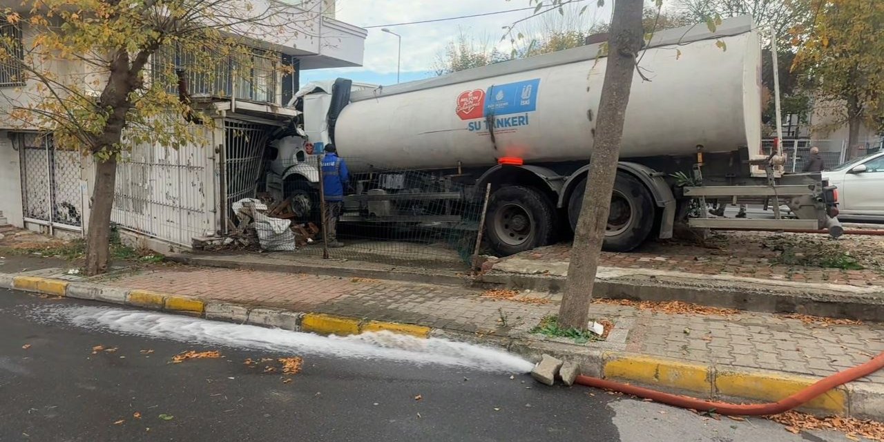 İSKİ’ye ait su tankeri iş yerine girdi