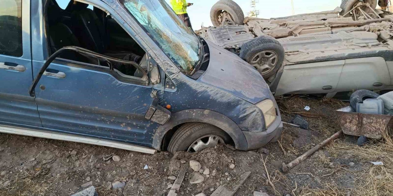 Aynı yönde ilerleyen 2 araç çarpıştı: Sürücü kurtarılamadı