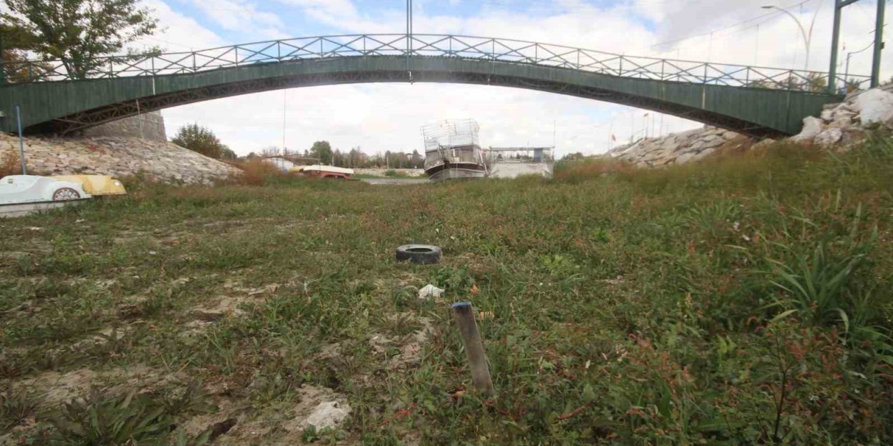 Kayıkla gezilen gölde şimdi yürüyüş yapılıyor