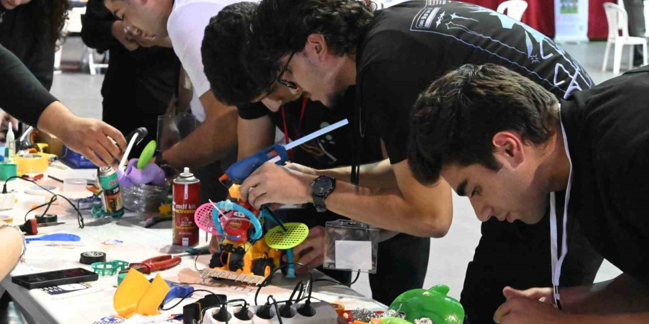 Türkiye’nin en çirkin robotları sahneye çıktı