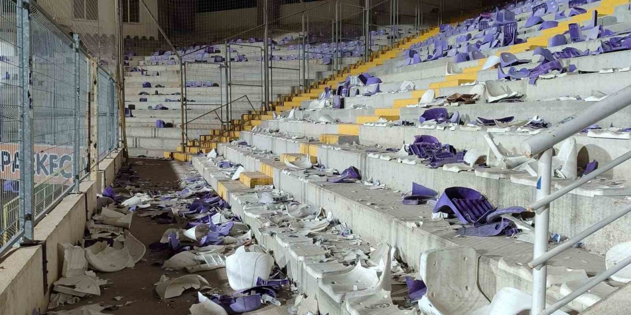 Afyonkarahisar’da olaylı maç, binlerce koltuğu söküp sahaya attılar