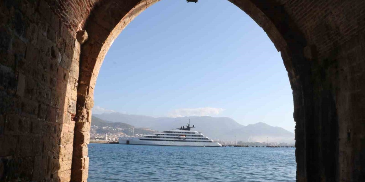 Alanya Limanı'nda bir lüks kruvaziyer daha