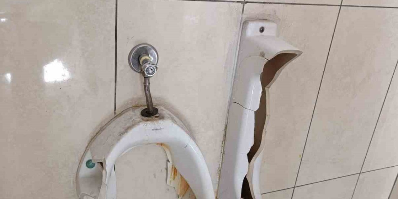 Yanına kalmadı: Caminin lavabolarını kıran şahıs yakalandı