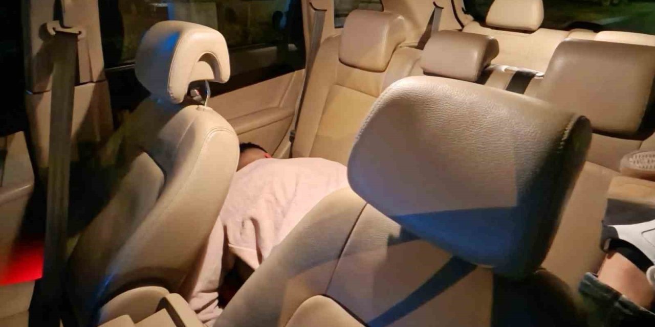 Aksaray'da Yol Ortasında 'Gizemli' Araç Alarmı: Hareketsiz Yatan Şahıs Ekipleri Harekete Geçirdi