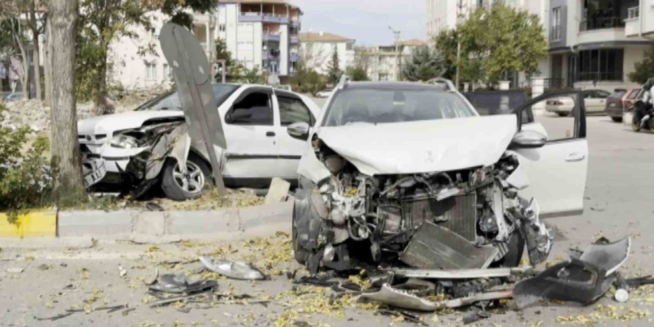 Ereğlikapı'da birbirine giren 3 araç hurdaya döndü