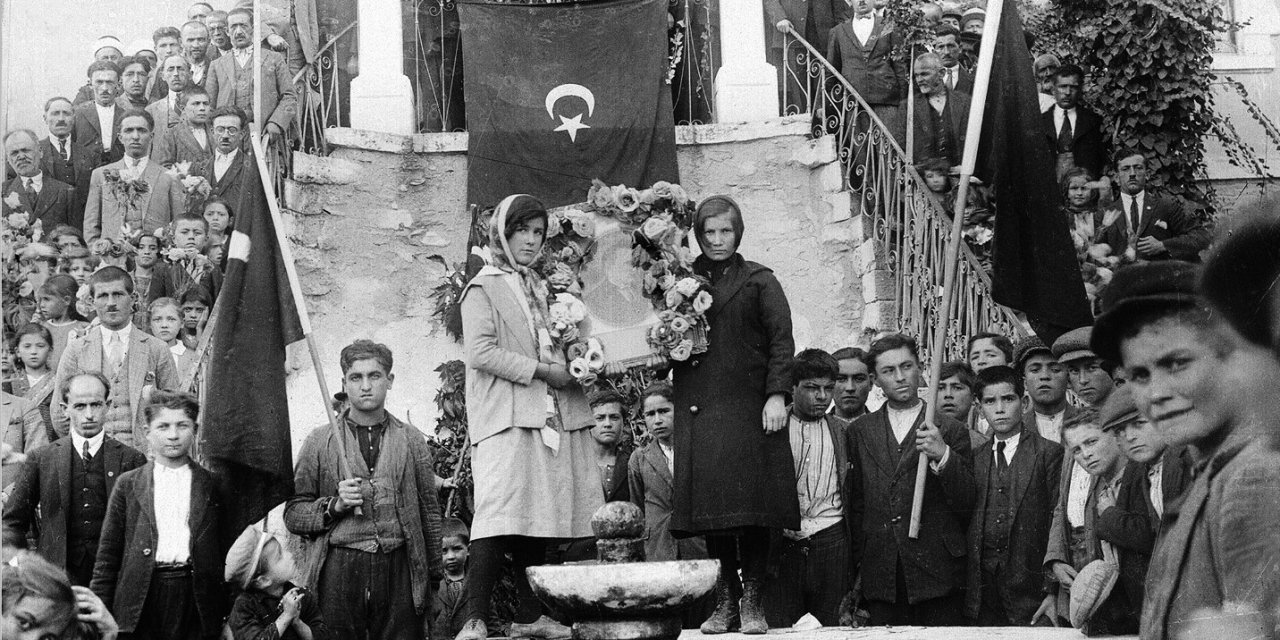 97 Yıl Önce Çekilen Fotoğraf, Cumhuriyet'in 102. Yılında Yeniden Canlandırıldı
