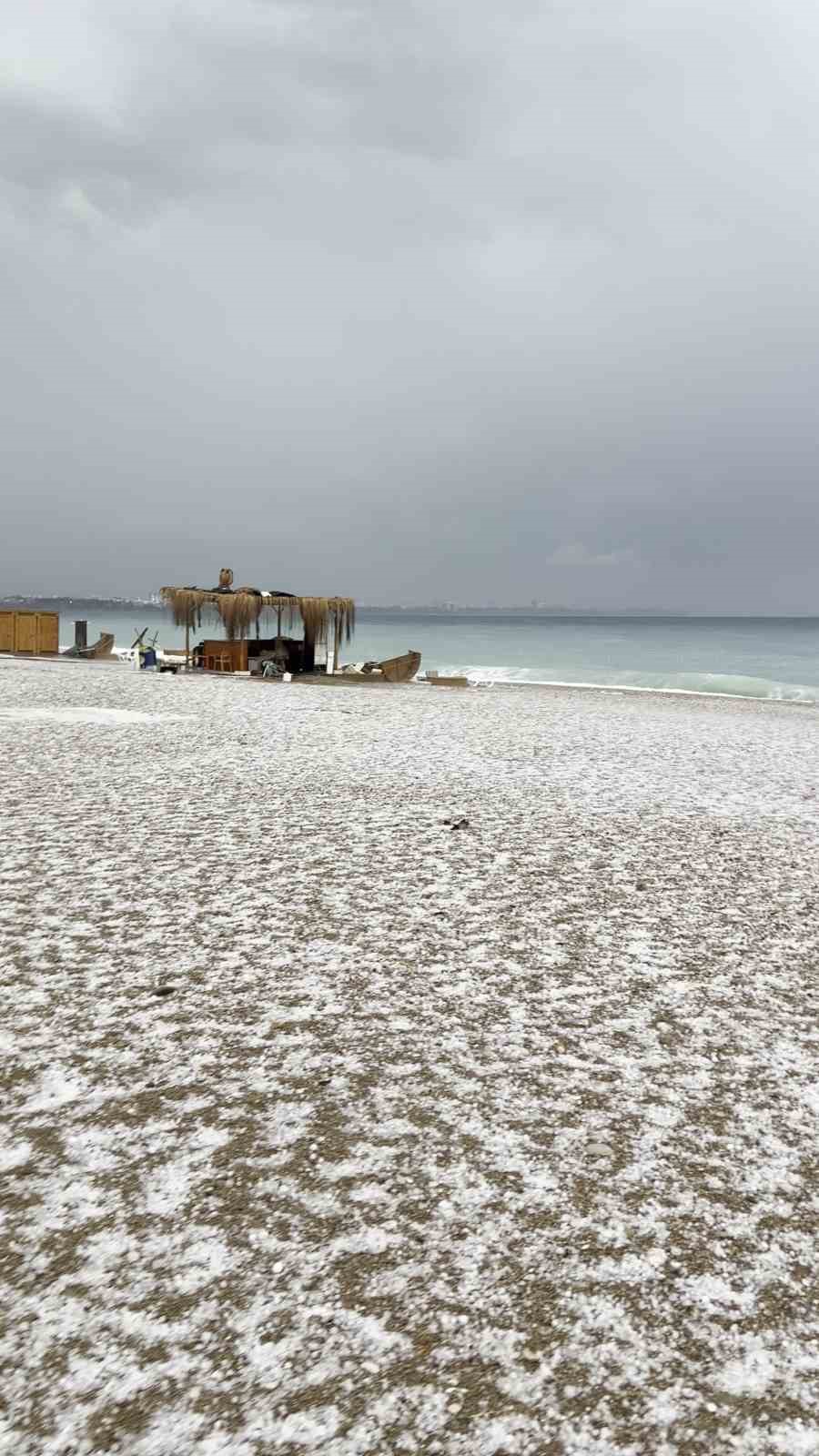 Yağış sonrası görenler Antalya'ya kar yağdı sandı