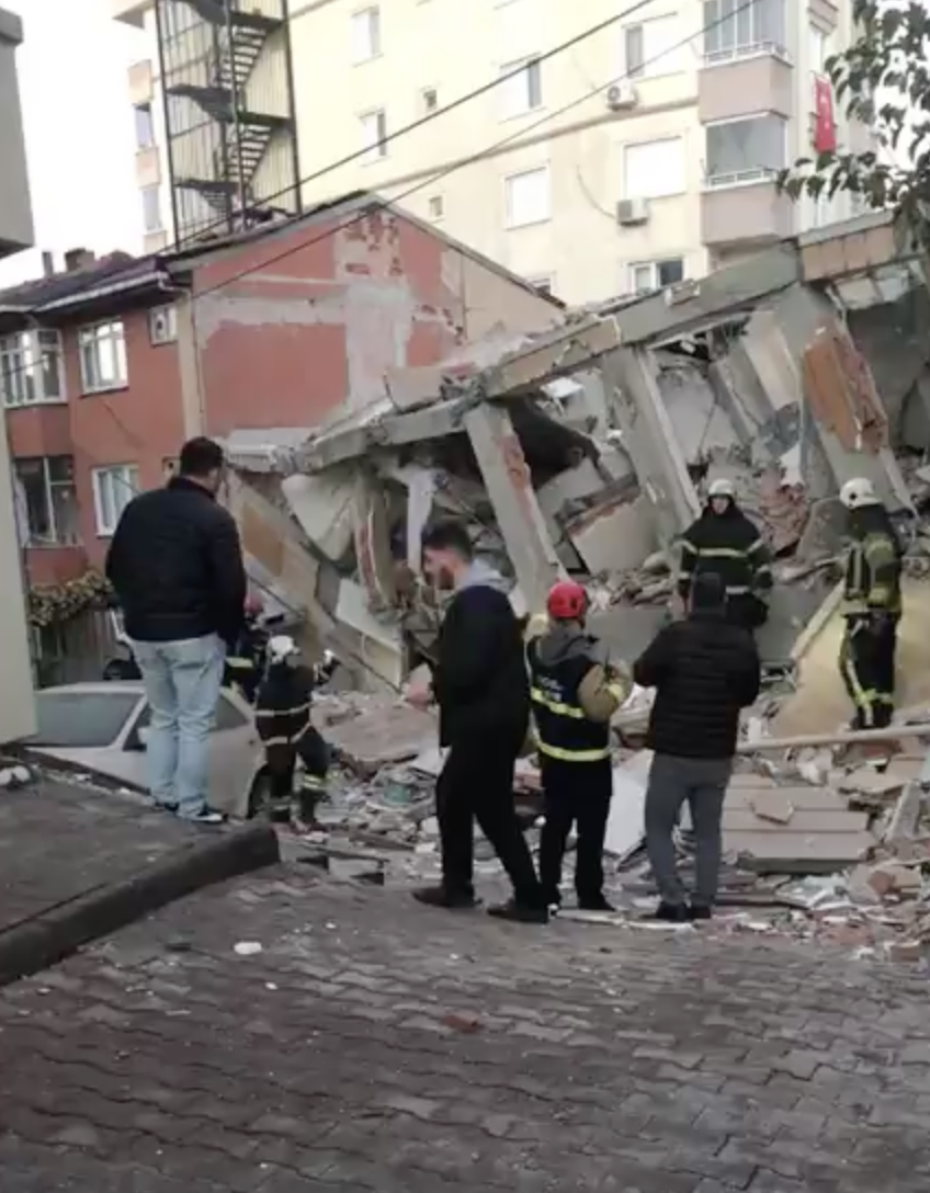 6 Katlı Bina Çöktü! Bölgede Tedirgin Bekleyiş