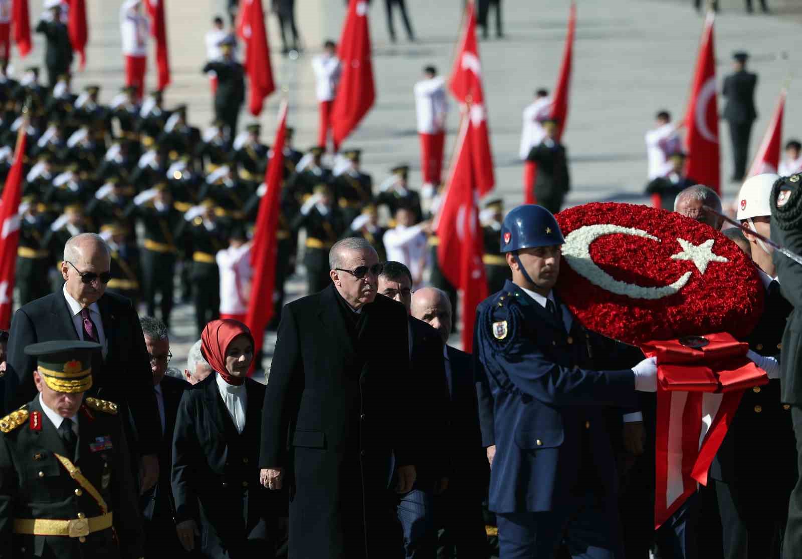 Son Başkomutan orduyu arkasına alıp ilk Başkomutan'ı ziyaret etti