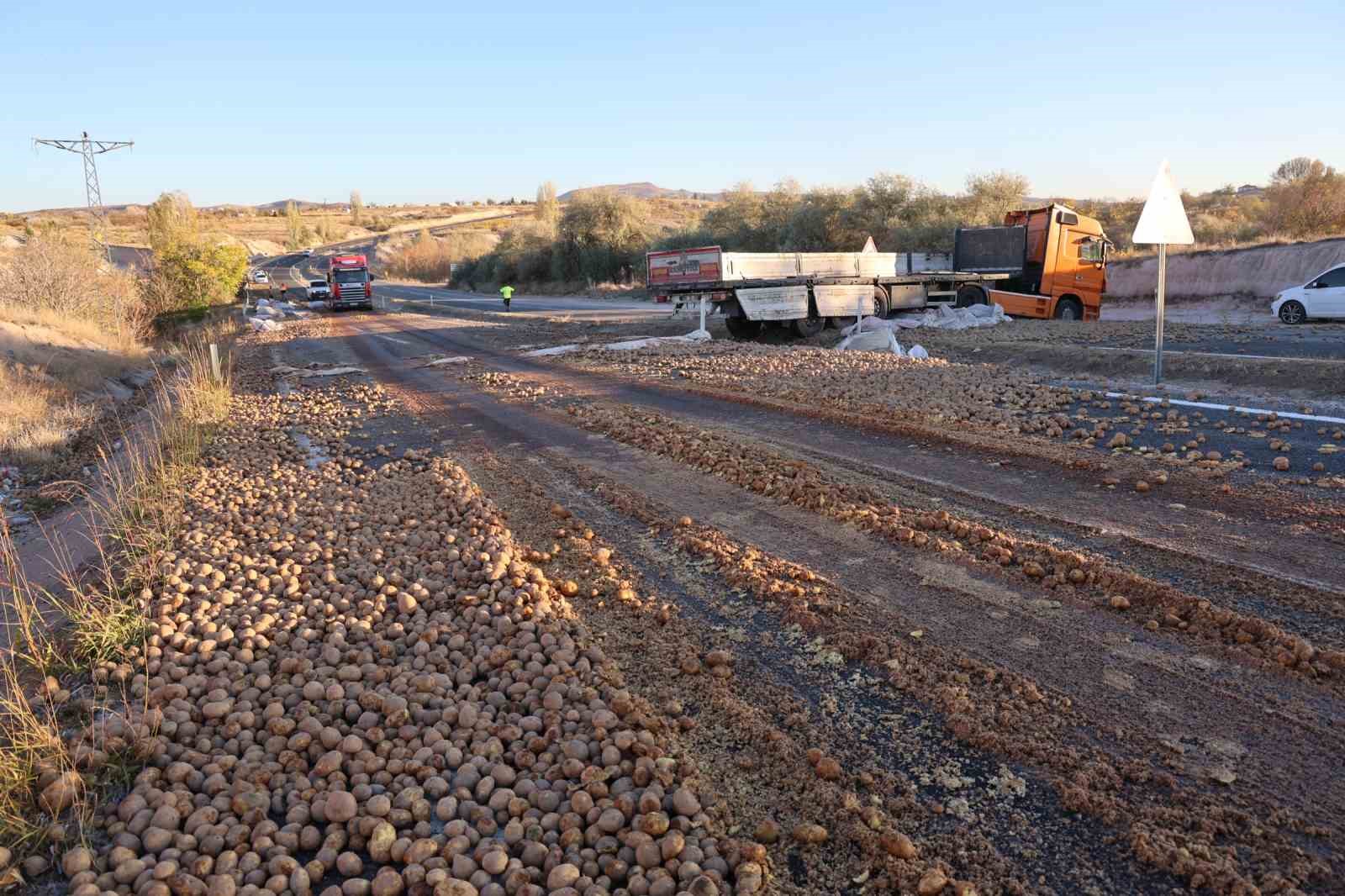 Tır devrildi yol patates oldu