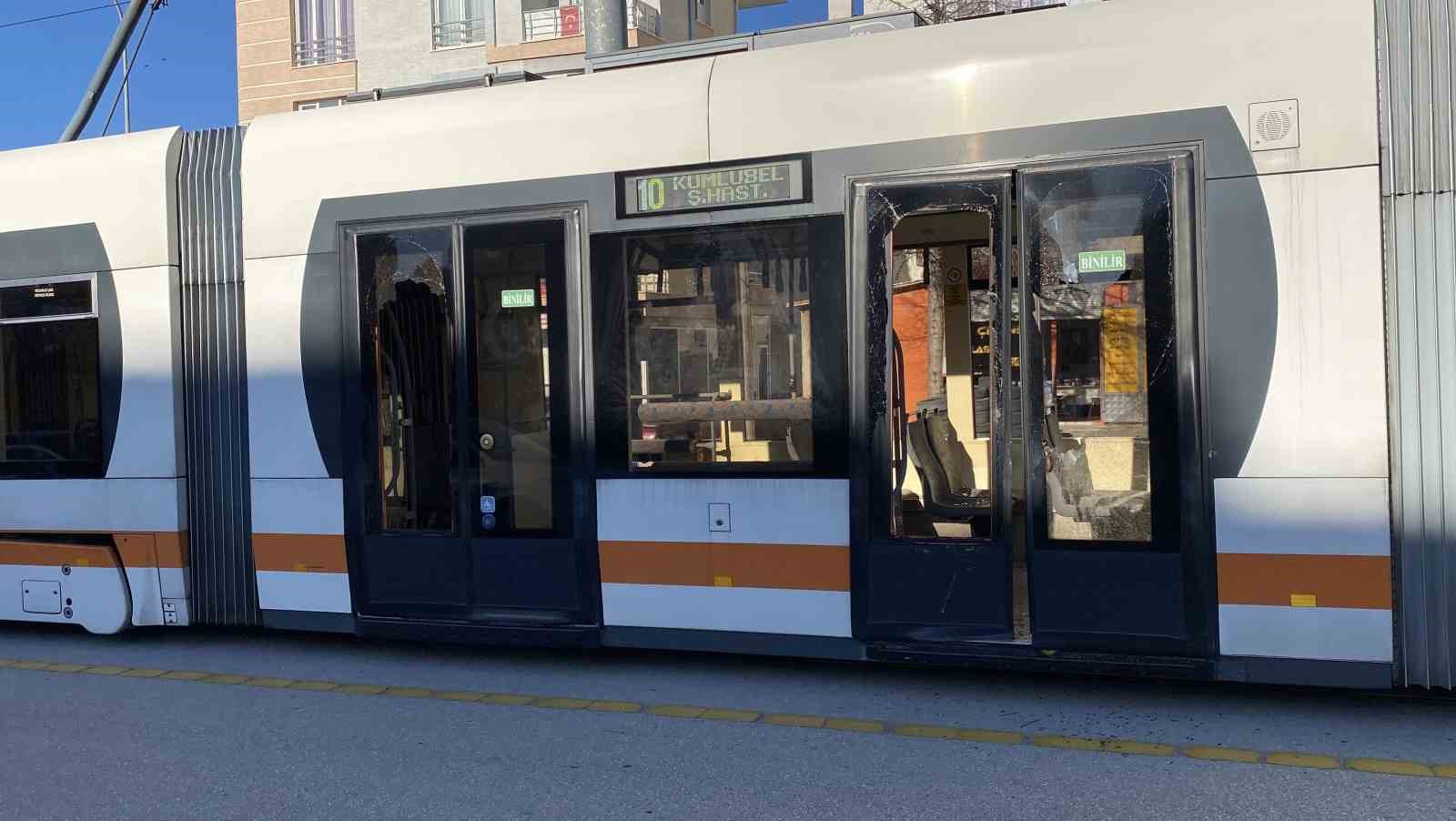 Tramvay minibüse çarptı