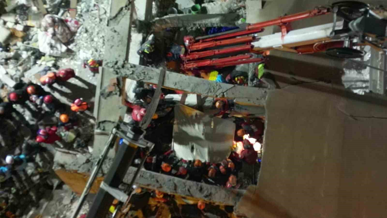 Enkazda ailesini kaybeden 18 yaşındaki Dilara, dayısına emanet